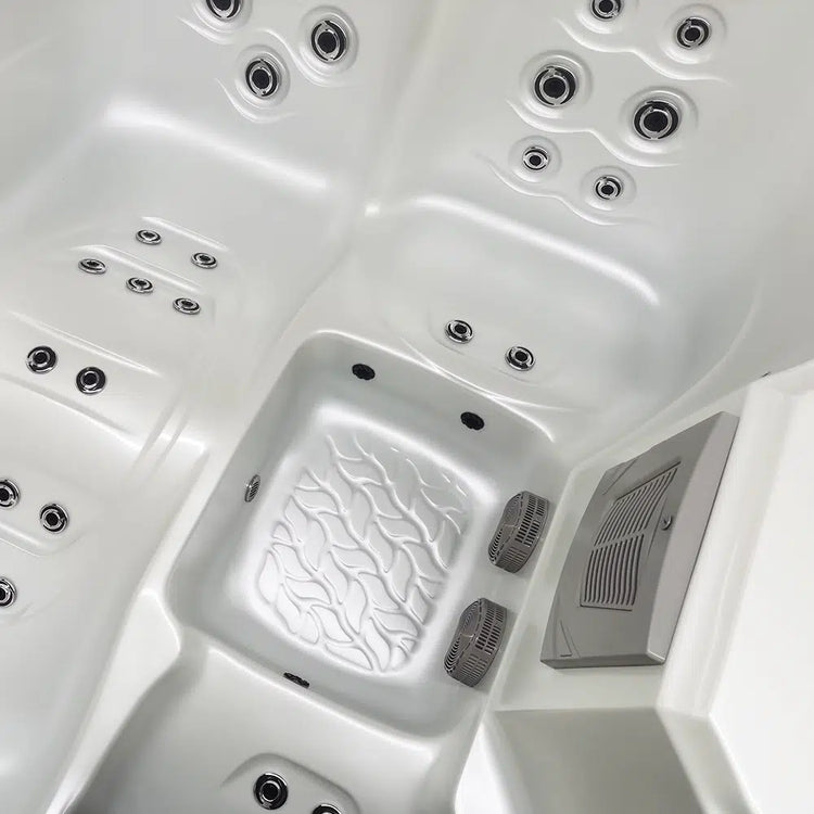 Triglav Luxury 3-4 Seater Spa Hot Tub – White Pearlescent